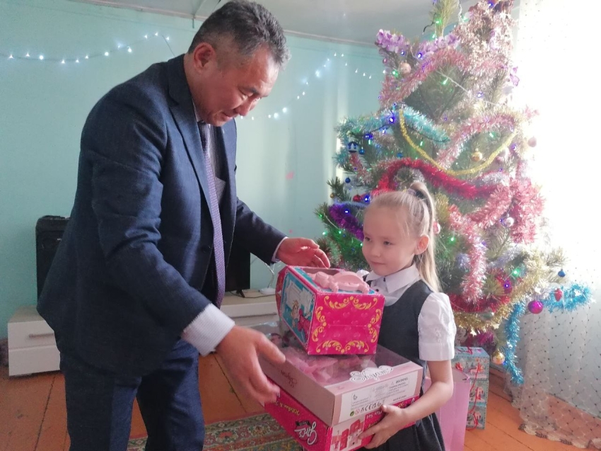 ​Руководитель Агинского округа исполнил новогодние желания трех сестер из села Гунэй 